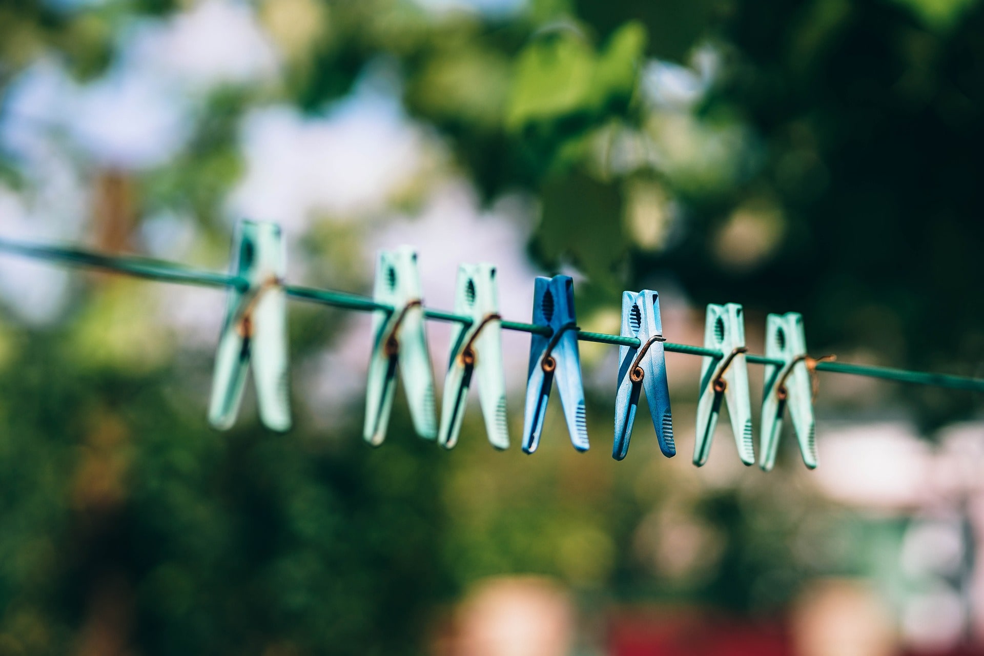 a clothesline with springs facing down