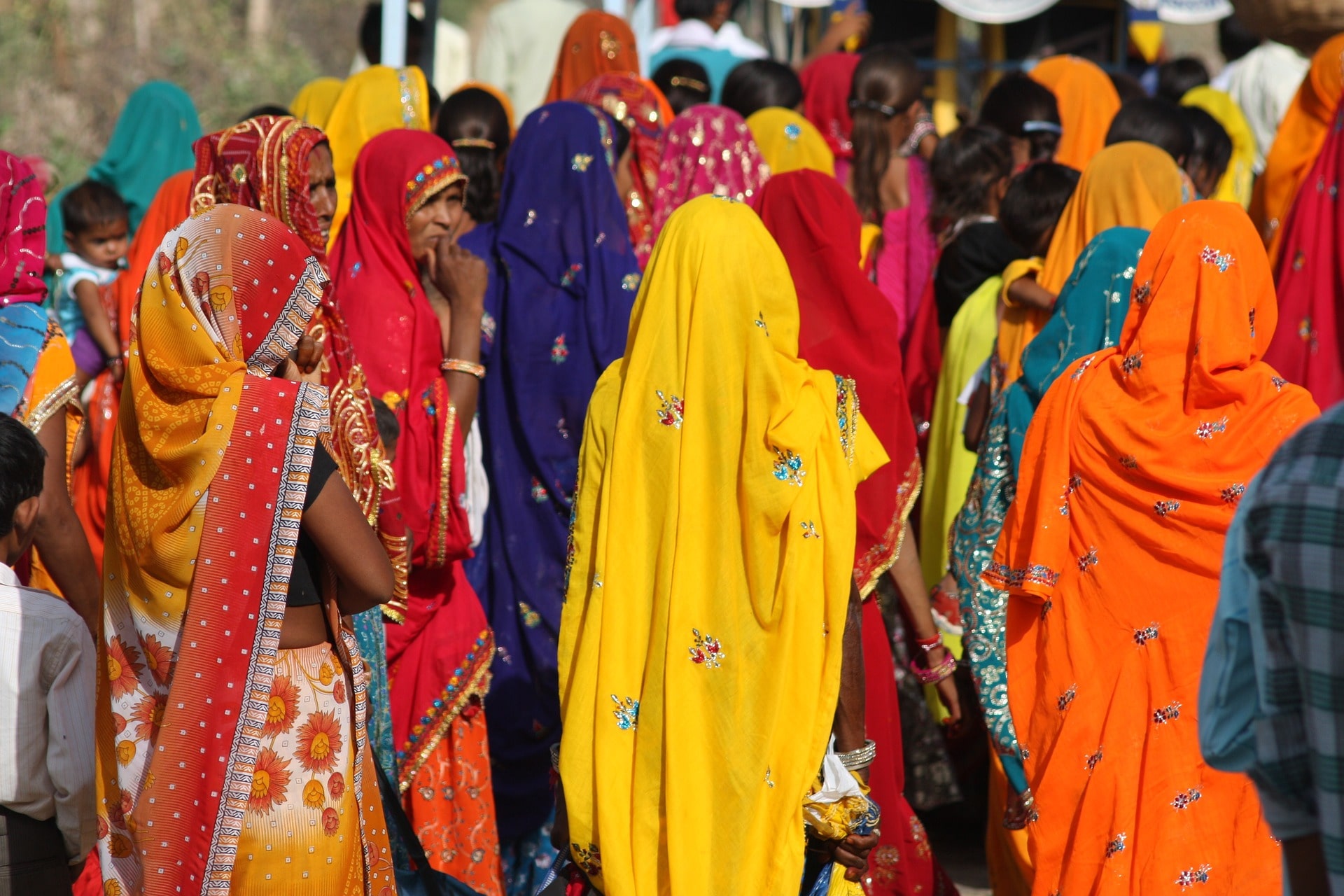 Várias mulhres indianas com os véus de múltiplas cores